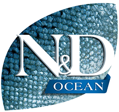 Logotipo de Farmina N&D Ocean con fondo azul texturizado que imita escamas.