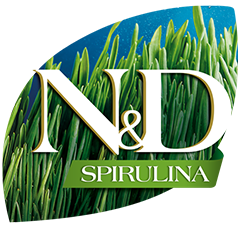 Logotipo de  Farmina N&D Spirulina con fondo verde y hierba.